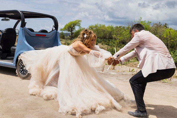 Diario HOY | Jennifer López y Josh Duhamel tienen una boda explosiva en "Shotgun Wedding"