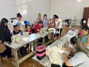 Mujeres se capacitan en costura industrial en el Centro Regional de Ciudad del Este