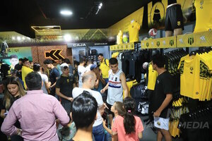 Enorme entusiasmo de los hinchas de Guaraní por la nueva camiseta