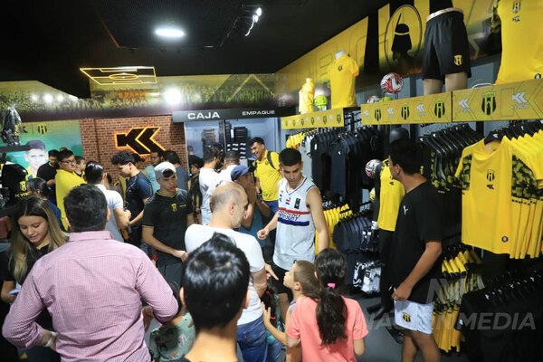Enorme entusiasmo de los hinchas de Guaraní por la nueva camiseta