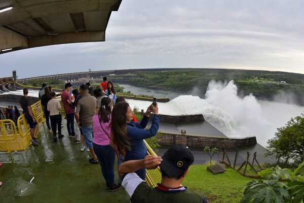 Más de 11.800 personas ya apreciaron el vertido de agua desde las compuertas de Itaipu - .::Agencia IP::.