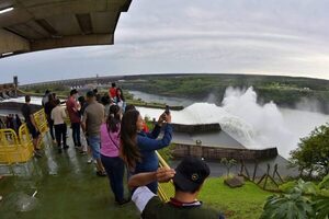 Más de 11.800 personas ya apreciaron el vertido de agua en Itaipu