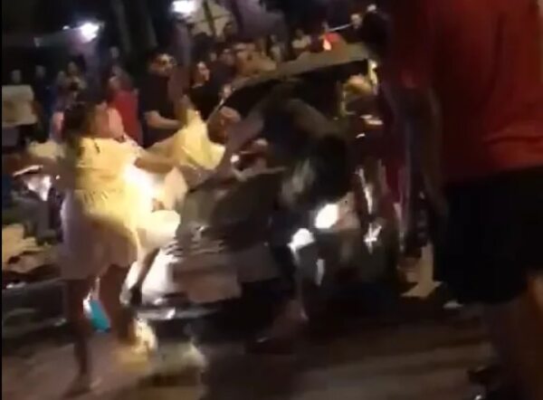 Video: conductor atropelló a jóvenes que bebían en medio de la calle y huyó - Policiales - ABC Color