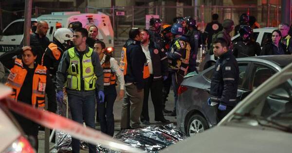 La Nación / Siete muertos en tiroteo frente a sinagoga de Jerusalén Este