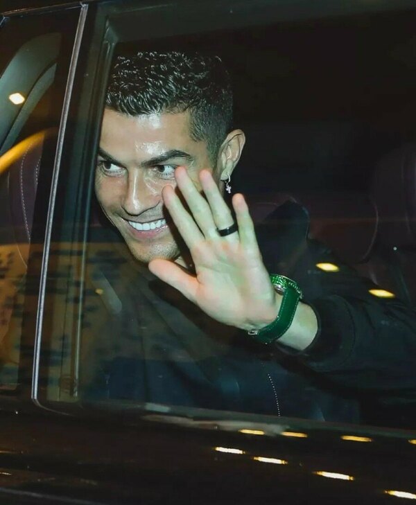 Cristiano Ronaldo presume un reloj personalizado de valor millonario