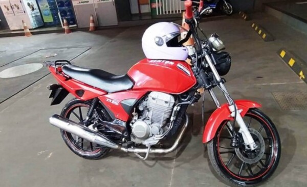 Hurtan motocicleta frente a una cancha sintética