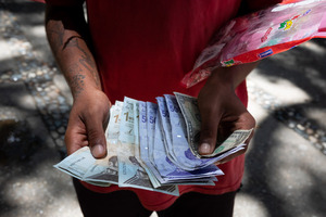 La moneda de Venezuela se devalúa un 5,6 % frente al dólar en una semana - MarketData