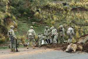 Militares y Policías comienzan a desbloquear carreteras en Perú - MarketData