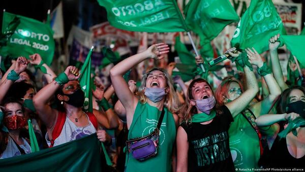 Pandillas feministas: del grafiti al asesinato de niños - Informatepy.com