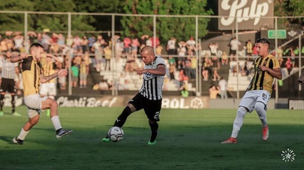 Hugo Martínez volvió a jugar después de 11 meses de su lesión