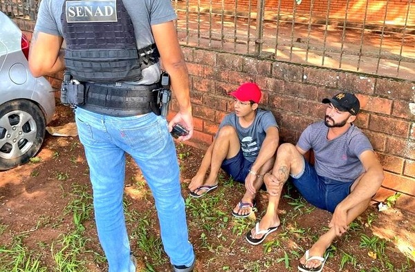 Diario HOY | Capturan a dos hombres que llevaban cocaína en un auto