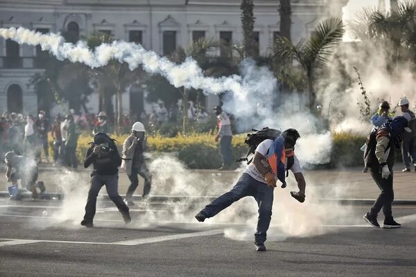 La urgente responsabilidad del Congreso de apagar el fuego en Perú - Mundo - ABC Color