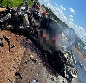Accidente fatal en Brasil: auto con chapa paraguaya choca contra camión y se incendia - ABC en el Este - ABC Color