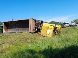 Camión semirremolque volcó en Coronel Bogado sobre la ruta PY01 - Nacionales - ABC Color
