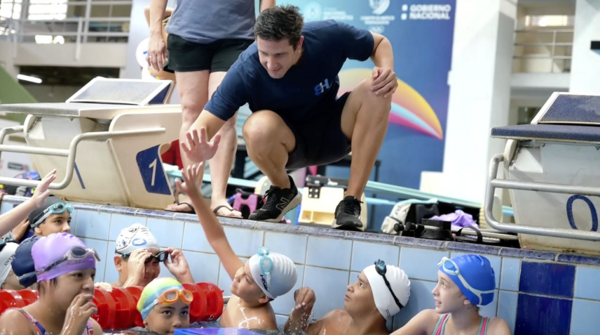 Niños, niñas y adolescentes nadaron con las estrellas del deporte olímpico paraguayo en el CAN - .::Agencia IP::.