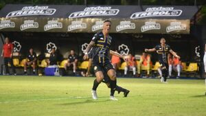Lucas Barrios y Sportivo Trinidense debutan con victoria
