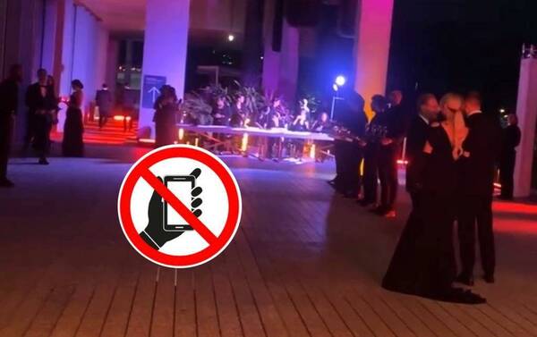 Invitados entregan sus celulares para ingresar a la boda