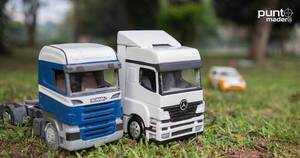 La Nación / El artista de la madera que deslumbra con sus réplicas en miniatura