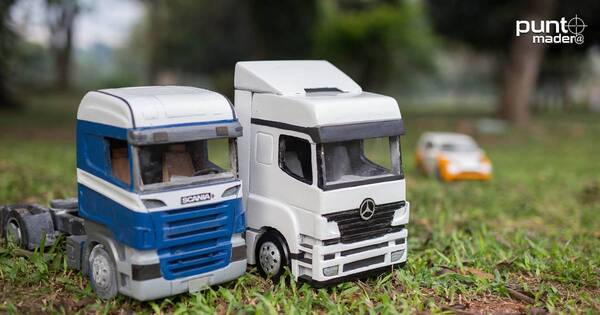 La Nación / El artista de la madera que deslumbra con sus réplicas en miniatura