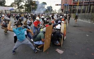 Manifestantes chocan con la Policía y lanzan pirotécnicos en centro de Lima - Mundo - ABC Color
