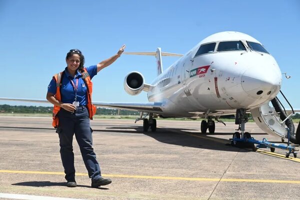 Manos femeninas en la mecánica de aviación - ABC Revista - ABC Color
