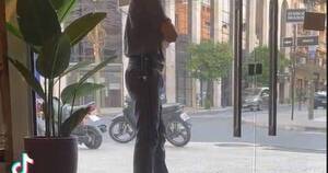 La Nación / Guardia ayudó a un perrito que sufría por el intenso calor y su tierno gesto se volvió viral
