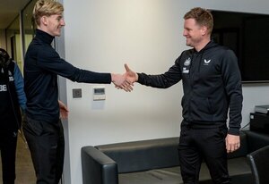 El Newcastle ficha a una de las promesas del fútbol inglés para competir con Almirón