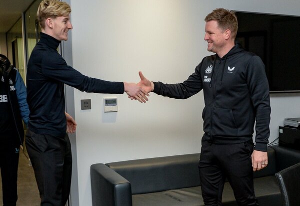 El Newcastle ficha a una de las promesas del fútbol inglés para competir con Almirón