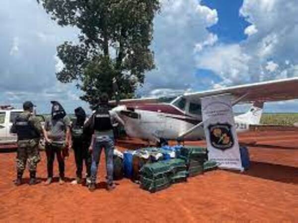 Incautan avioneta boliviana con cocaína en Hernandarias