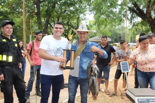 Pesca en familia en el Lago Ykuá Pytã de Villarrica - Nacionales - ABC Color