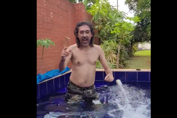 (VIDEO) Michelín Ortiz y su forma de aplacar el calorazo reinante, mostrándonos de paso lo que es un verdadero clásico