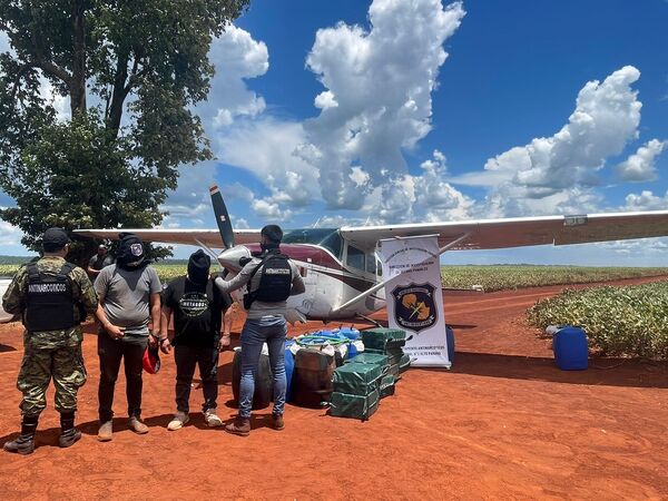 Interceptan narcoavioneta con más de 260 kilos de pasta base de cocaína y capturan a boliviano y peruano - La Clave