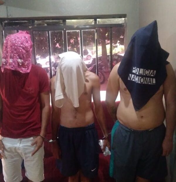 Capturan a tres bandidos que robaron bebidas y dinero de una bodega en barrio La Victoria – Diario TNPRESS