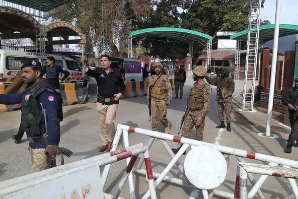 Pakistán: ataque suicida a mezquita deja 20 fallecidos