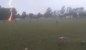 (Video) Jugador de fútbol fue tumbado por un rayo que cayó durante el partido
