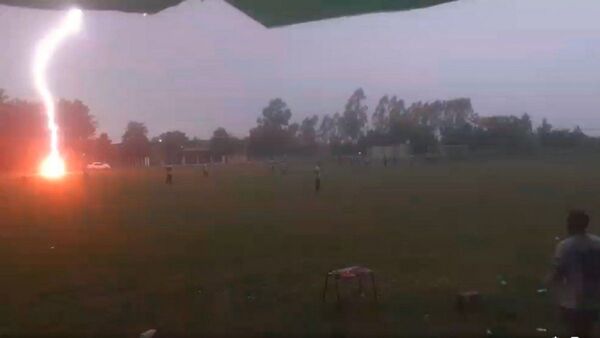 Rayo genera susto en pleno partido
