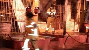 Incendio arrasa salón que funcionaba como taller y peluquería 