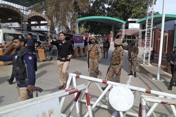 Pakistán: ataque suicida a mezquita deja 20 fallecidos