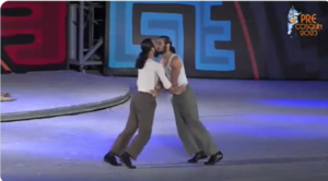 (Video) ¡Escándalo por el beso entre hermanos durante festival!