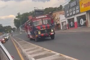 Video: bus con presuntos “barras” de Cerro Porteño circulando de contramano  - Nacionales - ABC Color