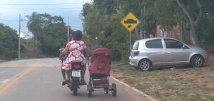 Video: motociclistas llevan a bebé en brazos mientras sostienen un carrito - Nacionales - ABC Color