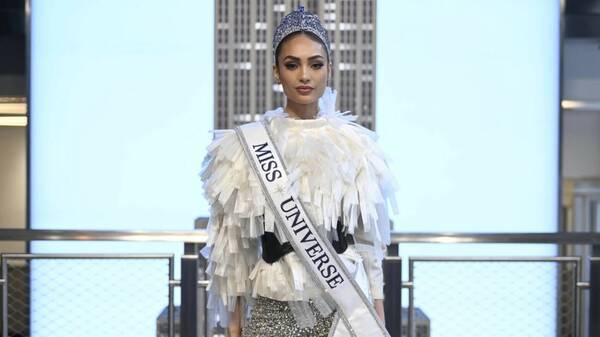 ¡La Miss Universo renunció a una de sus coronas!