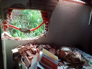 Abren boquete en dispensario y se alzan con medicamentos - ABC en el Este - ABC Color