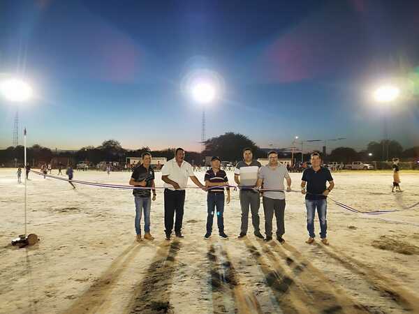 Intendencia de Filadelfia inaugura nueva lumínica de la cancha comunitaria Cacique Tofai