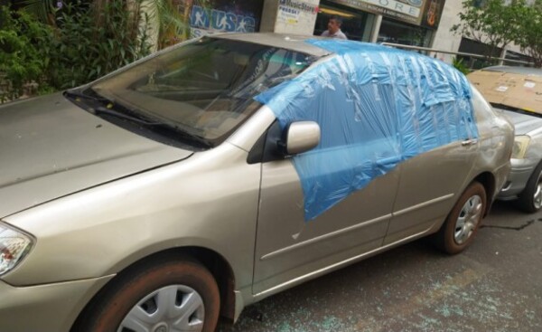 Enfermo mental rompió ventanillas de tres vehículos