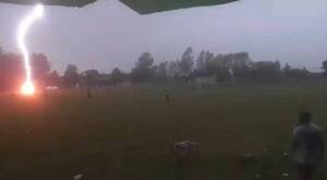 [VIDEO] Tremendo rayó cayó en pleno partido y causó gran susto en Caaguazú
