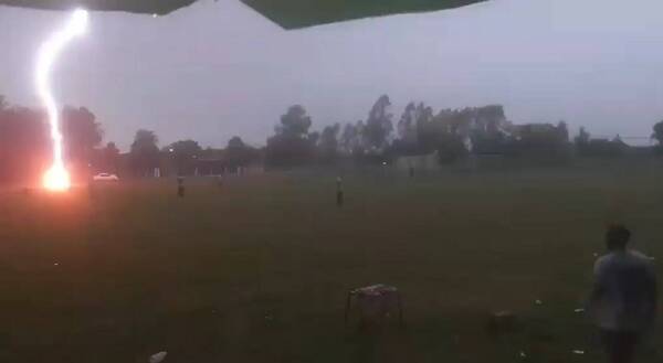 [VIDEO] Tremendo rayó cayó en pleno partido y causó gran susto en Caaguazú
