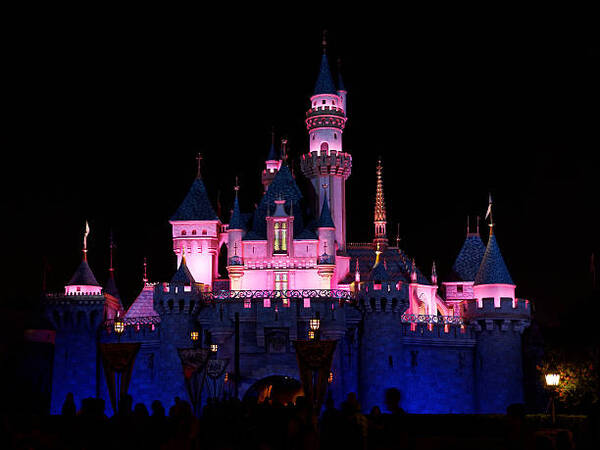 Disney inaugura una temporada centenaria en su parque temático de California - Revista PLUS