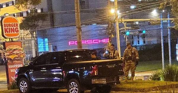 La Nación / Hallan camioneta de Dalia López en un conocido centro comercial