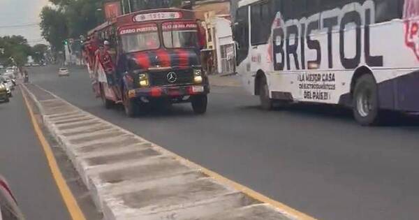La Nación / Graban un bus repleto de barras bravas a contramano sobre Eusebio Ayala